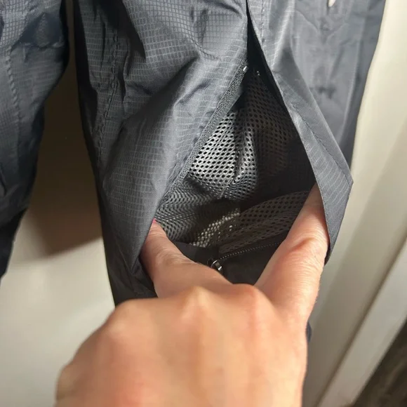 Helly Hansen Yu Ervik Waterproof Rain Full Zip Up Jacket in 990 Black size XS - Picture 8 of 14